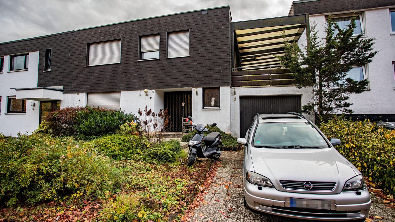 Wohnhaus des Täters Jörg L. in Bergisch Gladbach: Jetzt durchsuchte die Polizei weitere Wohnungen.