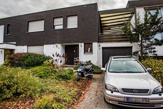 Wohnhaus des Täters Jörg L. in Bergisch Gladbach: Jetzt durchsuchte die Polizei weitere Wohnungen.