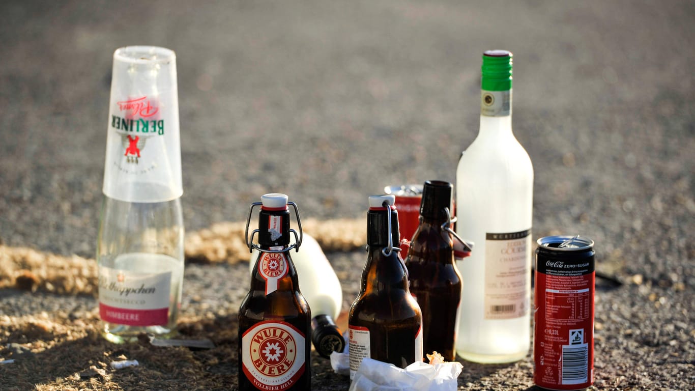 Leere Alkoholflaschen stehen auf der Straße (Symbolbild): In München ist das nächtliche Alkoholverbot gekippt worden.