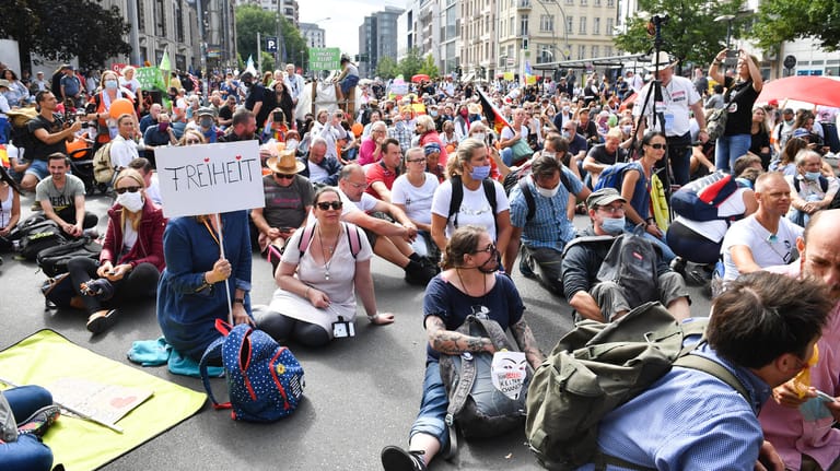 Corona-Demonstration am Samstag in Berlin: Die Regeln des Infektionsschutzes wurden nur vereinzelt eingehalten. Eine Mitarbeiterin eines Seniorenheims nahm teil, meldete sich mit Erkältungssymptomen ab und wollte keinen Test machen.