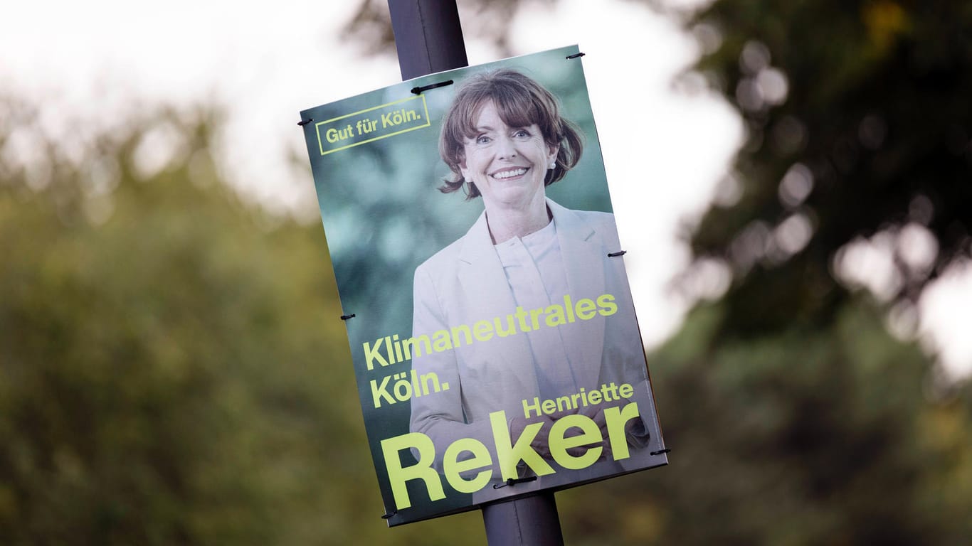 Ein Wahlplakat der parteilosen Oberbürgermeisterin von Köln, Henriette Reker: Für Auftritte im Kommunalwahlkampf erhält sie Polizeischutz.
