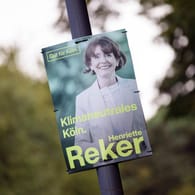 Ein Wahlplakat der parteilosen Oberbürgermeisterin von Köln, Henriette Reker: Für Auftritte im Kommunalwahlkampf erhält sie Polizeischutz.
