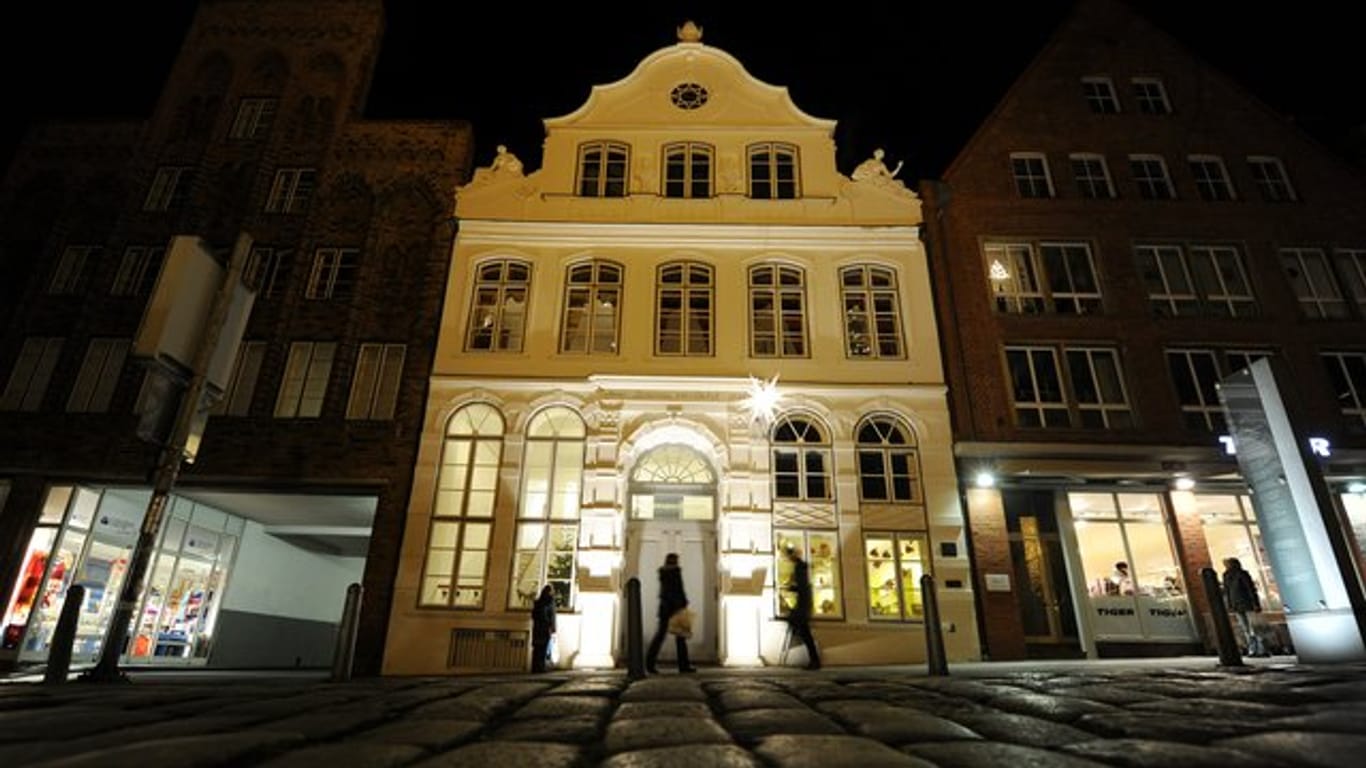 Der Umbau des Lübecker Buddenbrookhauses wird erheblich teurer und dauert länger als geplant.