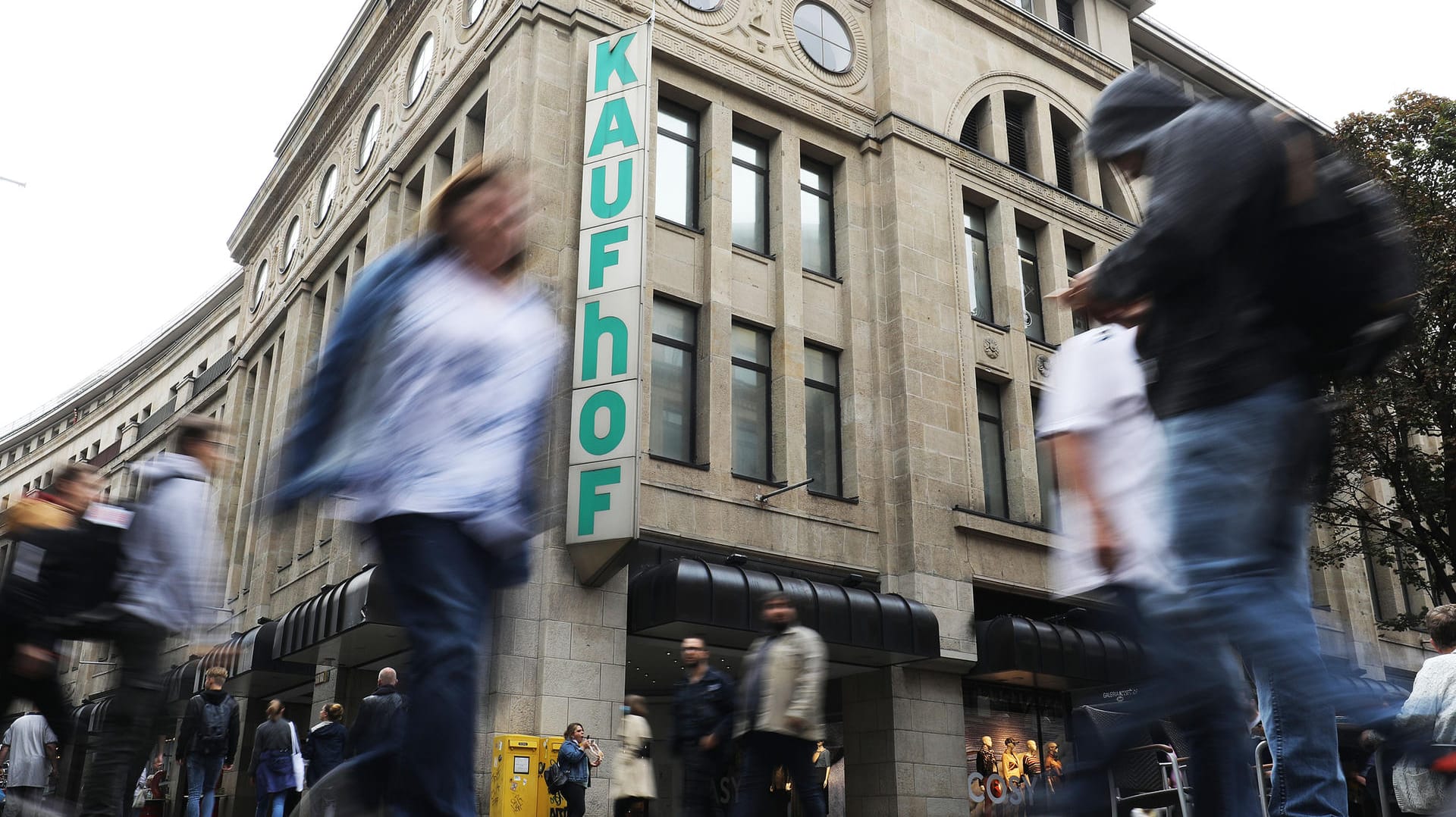 Menschen gehen an einer Kaufhof-Filiale vorbei (Symbolbild): Galeria Karstadt Kaufhof bekommt noch eine letzte Chance.
