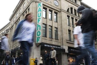 Menschen gehen an einer Kaufhof-Filiale vorbei (Symbolbild): Galeria Karstadt Kaufhof bekommt noch eine letzte Chance.