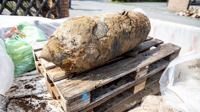 Eine Weltkriegsbombe liegt auf einer Palette: Die Bombe ist in Köln gefunden worden und musste kontrolliert gesprengt werden.