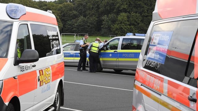 Polizei und Krankenwagen stehen an einem Einsatzort in Köln: Ein Bombenfund hatte für einen großen Einsatz gesorgt, denn sie musste gesprengt werden. Polizei und Krankenwagen stehen an einem Einsatzort in Köln: Ein Bombenfund hatte für einen großen Einsatz gesorgt, denn sie musste gesprengt werden.