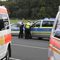 Polizei und Krankenwagen stehen an einem Einsatzort in Köln: Ein Bombenfund hatte für einen großen Einsatz gesorgt, denn sie musste gesprengt werden.