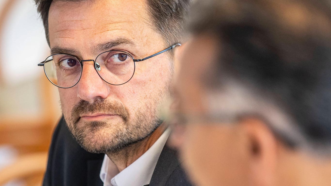 Der SPD-Fraktionsvorsitzende im Landtag NRW, Thomas Kutschaty: Er wirft der Landesregierung mangelnde Kommunikation mit den Kommunen vor.