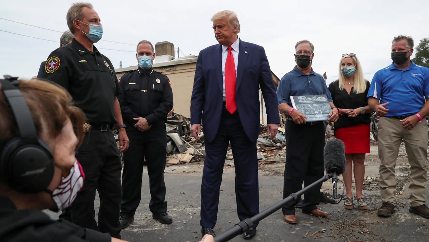 US-Präsident Trump steht in den Trümmern in Kenosha: Hier wüteten tagelang Proteste.