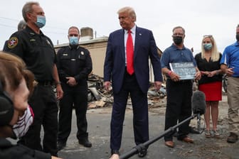 US-Präsident Trump steht in den Trümmern in Kenosha: Hier wüteten tagelang Proteste.