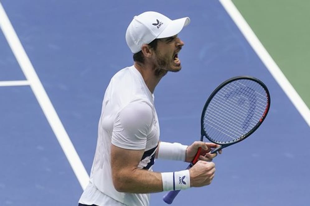 Andy Murray setzte sich in fünf Sätzen gegen Yoshihito Nishioka durch.