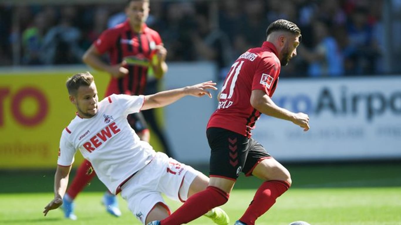 Louis Schaub (links) von Köln und Brandon Borrello von Freiburg kämpfen um den Ball: Der 25-Jährige Borrello wird vom SC Freiburg für ein Jahr an Fortuna Düsseldorf verliehen.