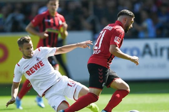 Louis Schaub (links) von Köln und Brandon Borrello von Freiburg kämpfen um den Ball: Der 25-Jährige Borrello wird vom SC Freiburg für ein Jahr an Fortuna Düsseldorf verliehen.