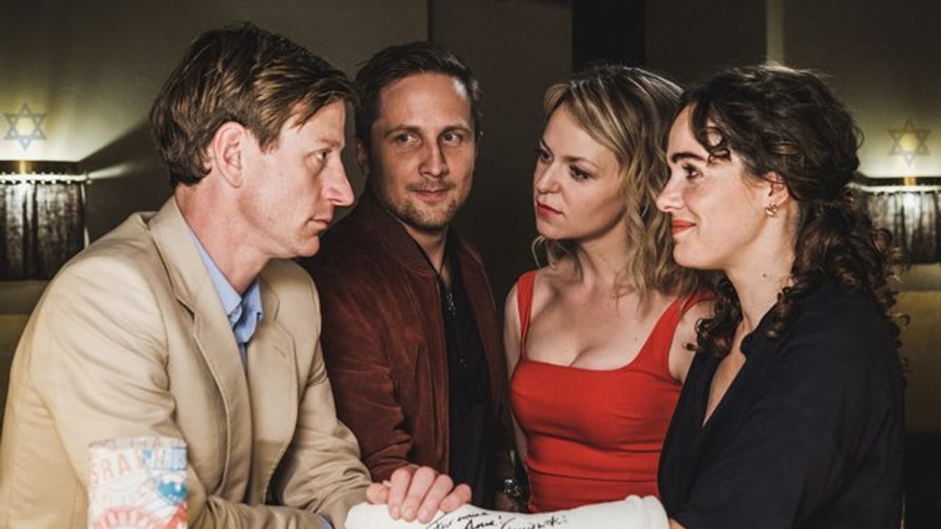 Daniel (Maxim Mehmet, l-r), Tobias (Lasse Myhr), Laura (Lisa Wagner) und Anne (Verena Altenberger) in einer Szene der TV-Komödie "Schönes Schlamassel".