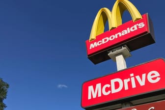 Das Logo der Fastfood Kette McDonald's (Symbolbild): In den USA wird der Kette systematischer Rassismus vorgeworfen.