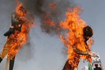 Demonstranten verbrennen Puppen von George W. Bush und seiner Sicherheitsberaterin Condoleezza Rice während einer antiamerikanischen Demonstration in Bagdad im Jahr 2008.