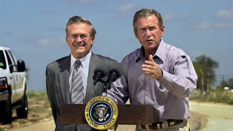 US-Präsident George W. Bush und sein Verteidigungsminister Donald Rumsfeld schickten US-Truppen in den Irak. Großbritannien, Italien, Polen, die Niederlande, Norwegen, Portugal, Estland und viele andere Staaten folgten ihnen.