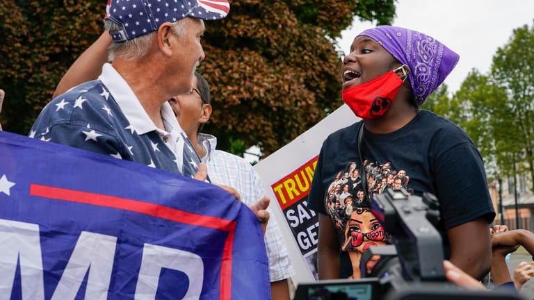 Szene am Rande des Trump-Besuchs: Trump-Anhänger und "Black lives matter"-Demonstranten im Wortgefecht.