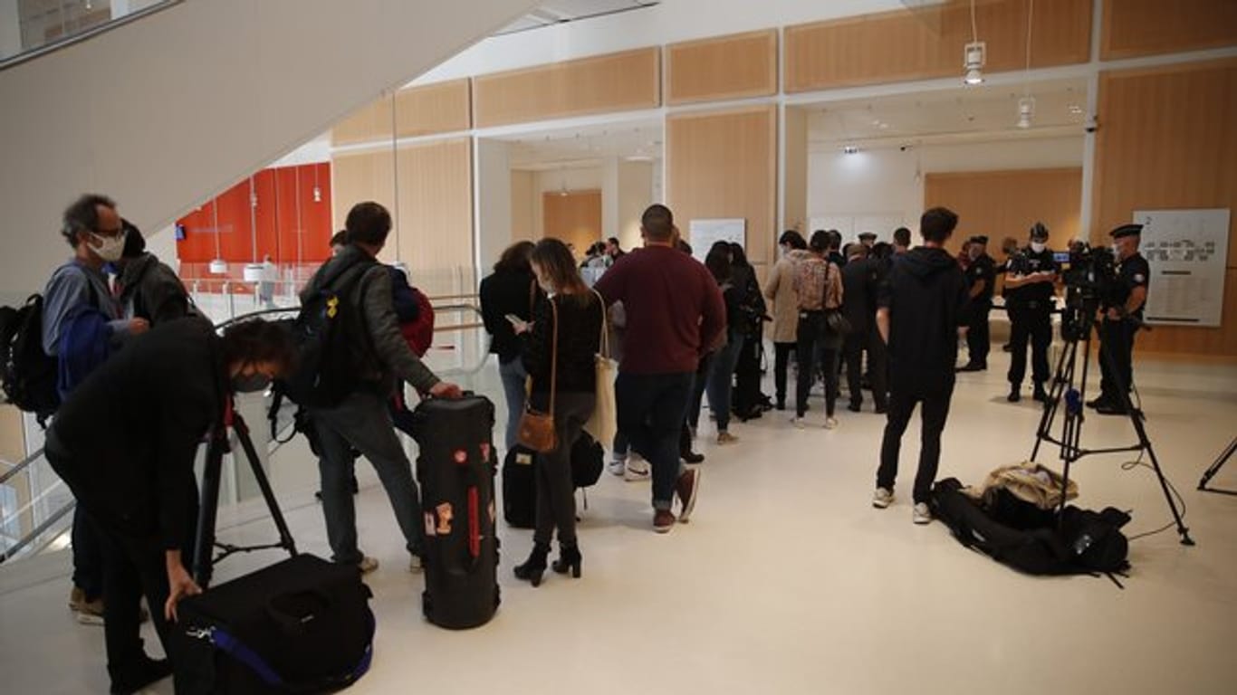 Journalisten warten vor dem Verhandlungssaal, in dem der Prozess gegen die mutmaßlichen Helfer der Anschläge auf die Redaktion von "Charlie Hebdo" stattfindet.