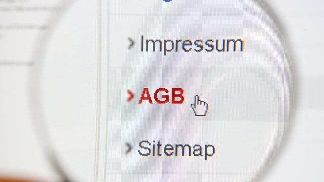 Zumindest die wichtigsten Passagen der Allgemeinen Geschäftsbedingungen (AGB) von Händlern sollten Verbraucher überfliegen. Zumindest die wichtigsten Passagen der Allgemeinen Geschäftsbedingungen (AGB) von Händlern sollten Verbraucher überfliegen.