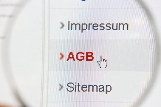 Zumindest die wichtigsten Passagen der Allgemeinen Geschäftsbedingungen (AGB) von Händlern sollten Verbraucher überfliegen. Zumindest die wichtigsten Passagen der Allgemeinen Geschäftsbedingungen (AGB) von Händlern sollten Verbraucher überfliegen.