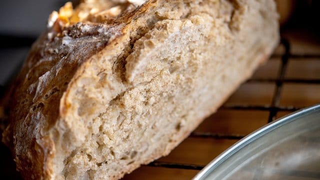 Fein gemahlenes Brot: Volkornbrot muss innen nicht körnig sein.