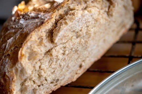 Fein gemahlenes Brot: Volkornbrot muss innen nicht körnig sein.