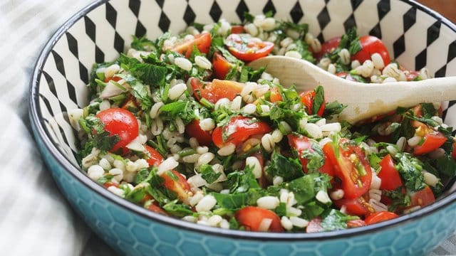 Frische Kräuter, Tomaten und Graupen statt Bulgur: Fertig ist der ungewöhnliche Taboulé.