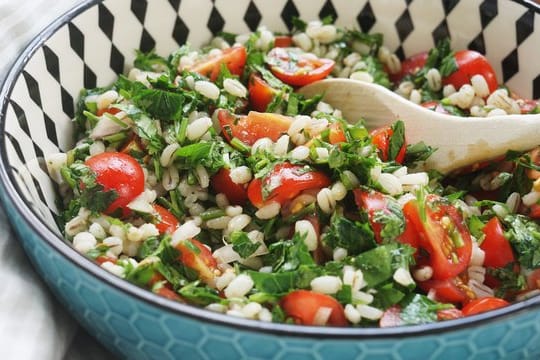 Frische Kräuter, Tomaten und Graupen statt Bulgur: Fertig ist der ungewöhnliche Taboulé.