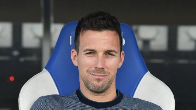 Der Trainer des Karlsruher SC, Christian Eichner, sitzt im Stadion (Archivbild): Er glaube, dass Stürmer Philipp Hofmann beim KSC bleibe, sagte er in einem Interview.