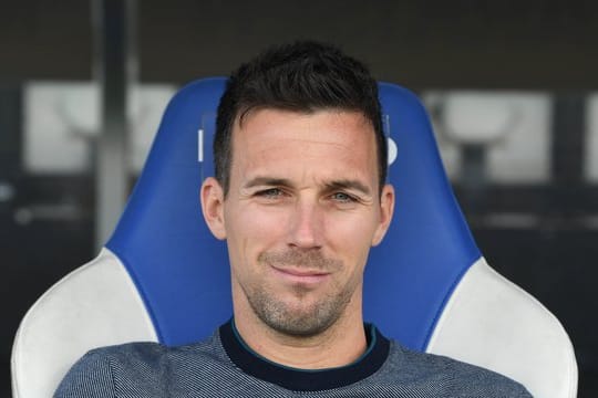 Der Trainer des Karlsruher SC, Christian Eichner, sitzt im Stadion (Archivbild): Er glaube, dass Stürmer Philipp Hofmann beim KSC bleibe, sagte er in einem Interview.