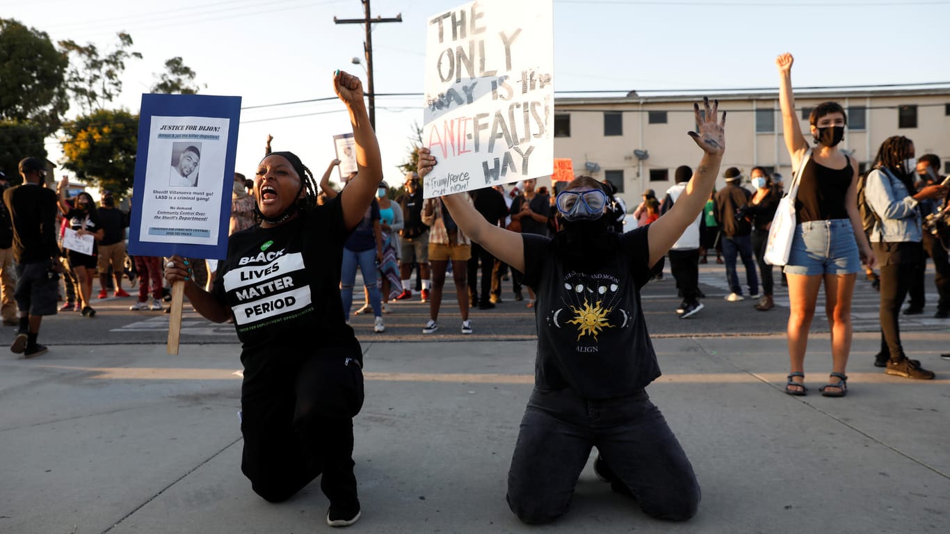 Ein Protest in Los Angeles: Erneut ist ein Schwarzer in den USA von der Polizei erschossen worden.