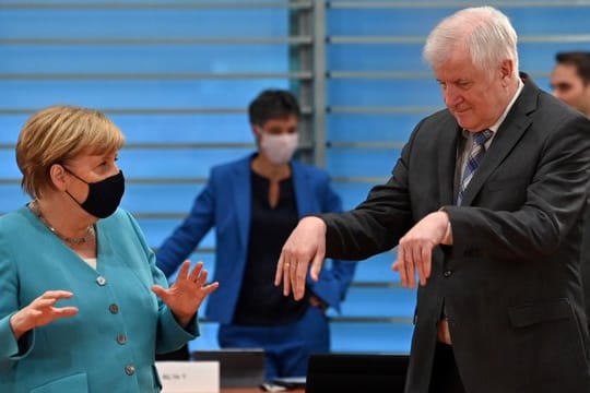 Bundeskanzlerin Angela Merkel spricht mit Horst Seehofer bei dessen Ankunft zu einer Sitzung des Kabinettsausschusses zur Bekämpfung von Rechtsextremismus und Rassismus.