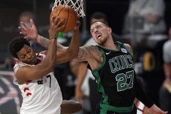 Daniel Theis (r) von den Boston Celtics versucht, Kyle Lowry von den Toronto Raptors zu blocken.