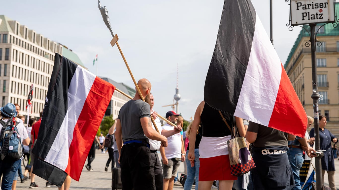 Reichsflaggen waren bei der Demo in Berlin am Samstag nicht zu übersehen: Rechtsextreme will der Querdenken-Gründer aber nicht gesehen haben. Seine Gruppe will nur das Grundgesetz abschaffen.