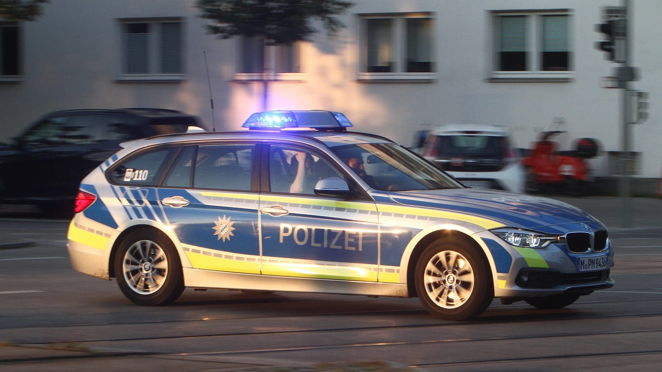 Einsatzwagen der Polizei in München (Symbolbild): Ein Elfjähriger ist in der bayerischen Hauptstadt vor ein fahrendes Auto gezogen worden.