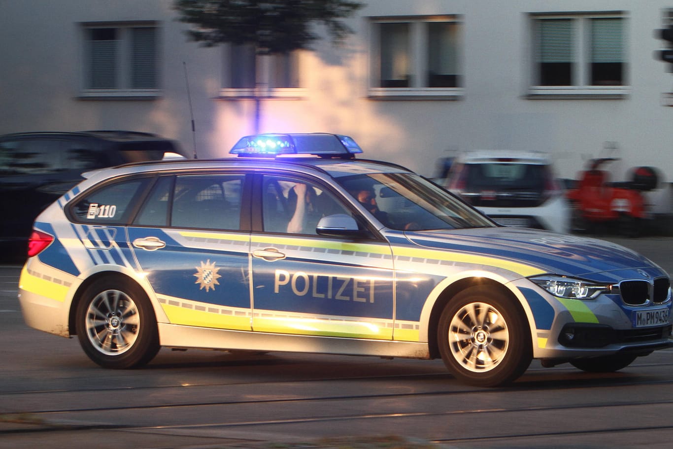 Einsatzwagen der Polizei in München (Symbolbild): Ein Elfjähriger ist in der bayerischen Hauptstadt vor ein fahrendes Auto gezogen worden.