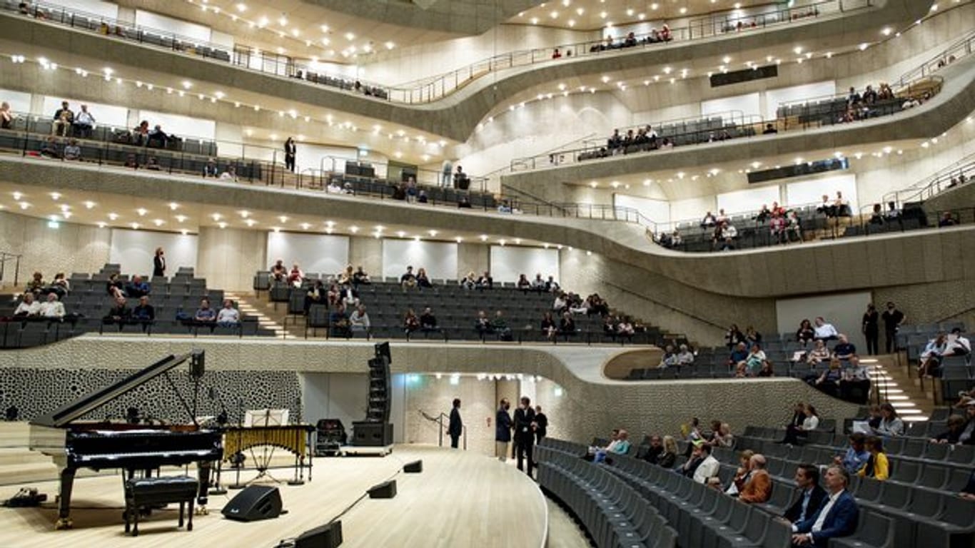 Besucher warten auf den Beginn eines Konzertes: Für die Elbphilharmonie gibt es noch Tickets.