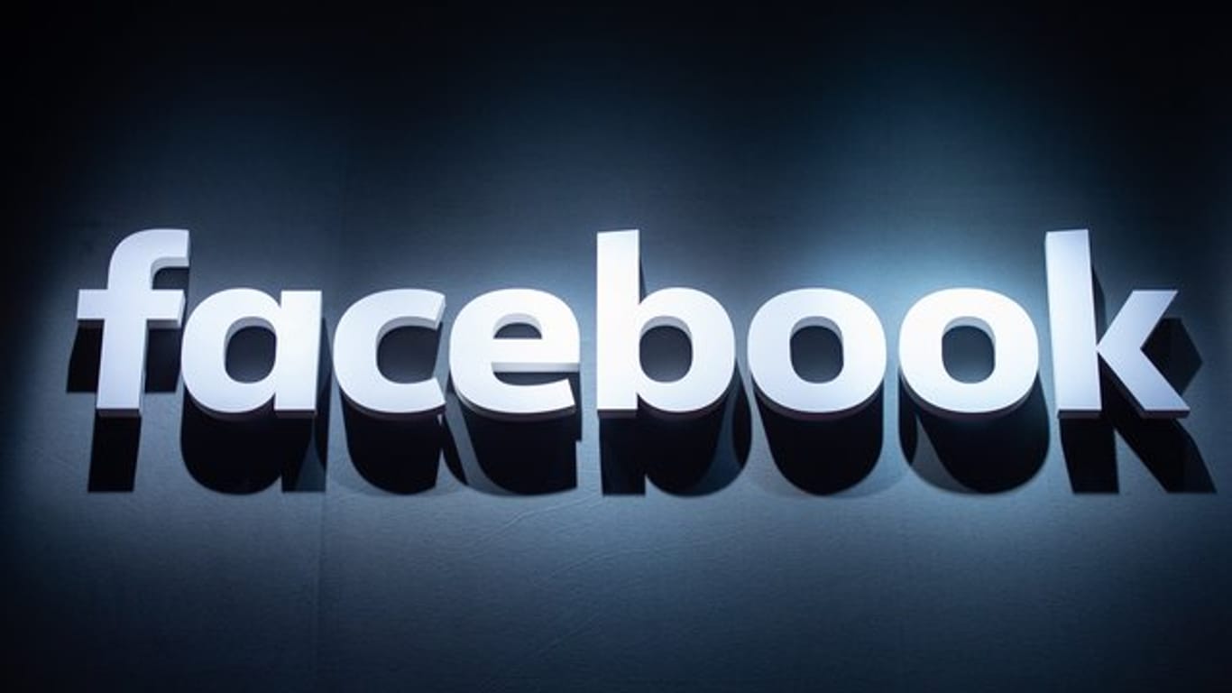 Das Logo von Facebook: Facebook hat ein von Russland aus betriebenes Netzwerk gestoppt.