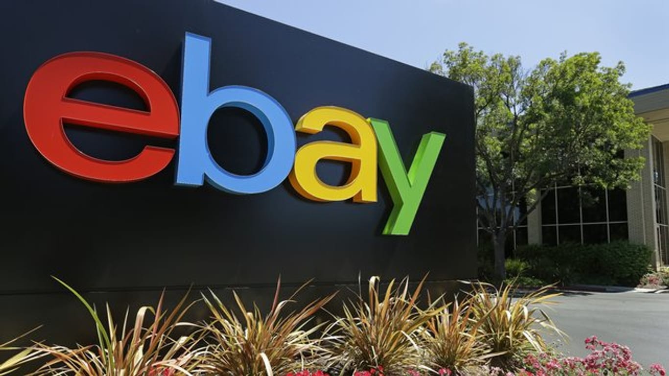 Das Logo von ebay am Hauptsitz in San Jose.