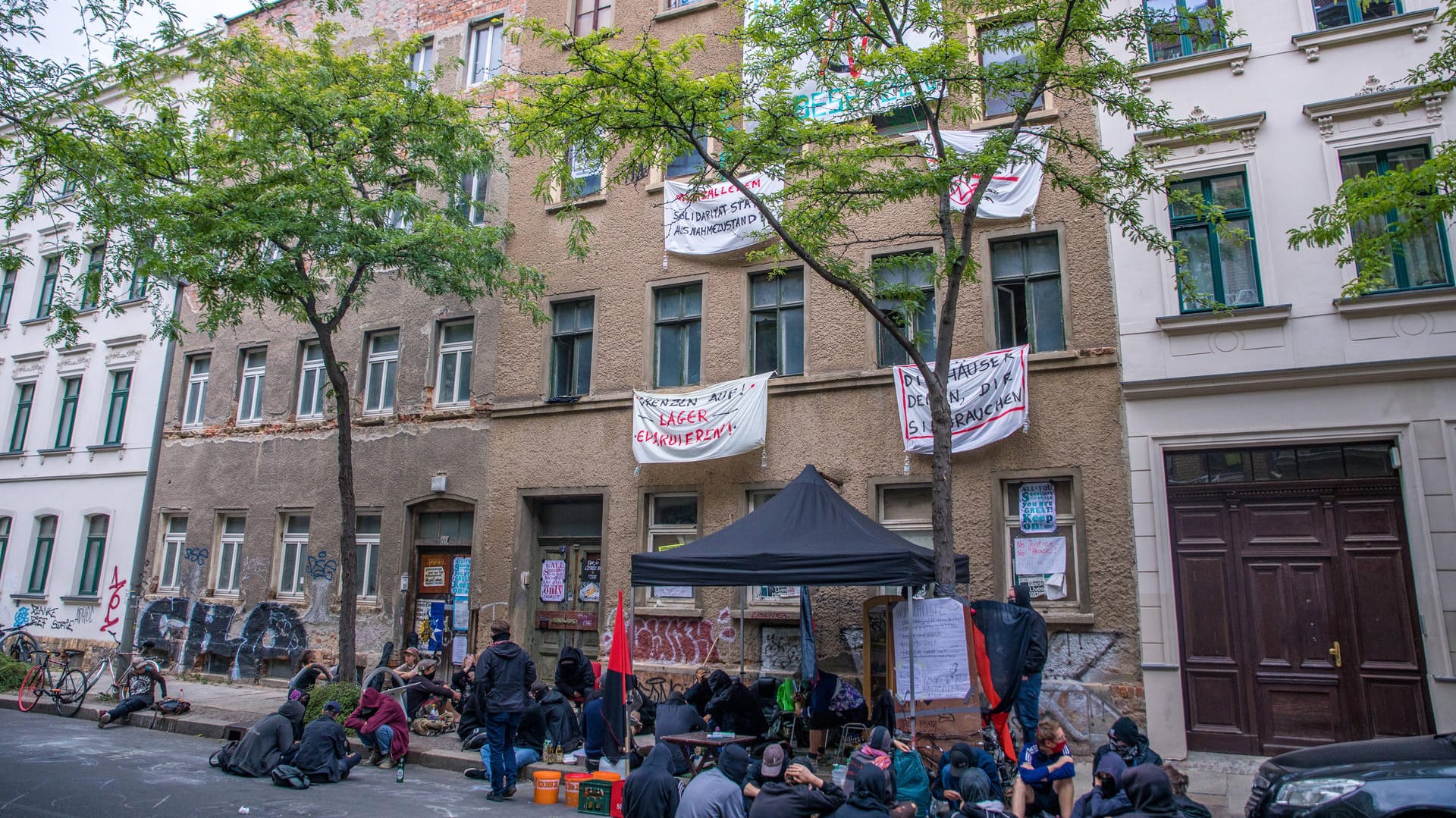 Ein besetztes Haus in der Ludwigstraße 71 in Leipzig-Volkmarsdorf: Die Polizei hat das Gebäude geräumt. Ein besetztes Haus in der Ludwigstraße 71 in Leipzig-Volkmarsdorf: Die Polizei hat das Gebäude geräumt.