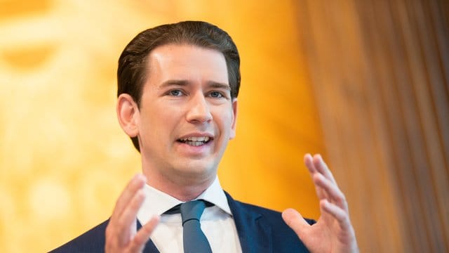 Österreichs Kanzler Sebastian Kurz gibt vor einer Kabinettssitzung ein Statement ab.