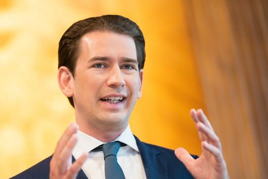 Österreichs Kanzler Sebastian Kurz gibt vor einer Kabinettssitzung ein Statement ab.