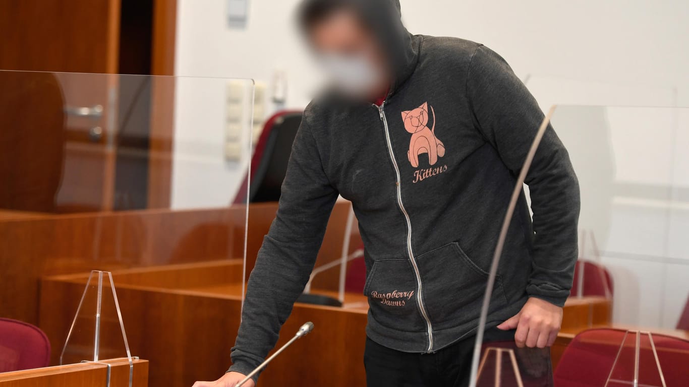 "Kittens" steht auf dem Pullover des Angeklagten: Seine Katze fütterte er, doch ließ seine Mutter sterben.