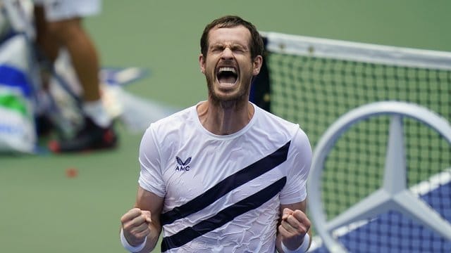 Andy Murray feiert seinen Sieg.