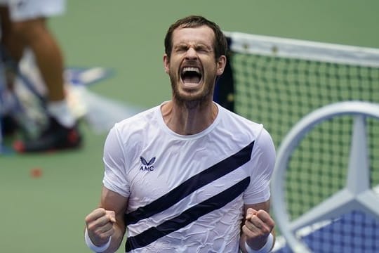 Andy Murray feiert seinen Sieg.