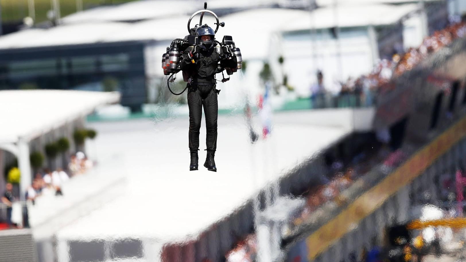 Eine Jetpack-Vorführung bei der Formel 1 in Österreich (Symbolbild): In Los Angeles kam es zu Begegnungen zwischen Mensch und Flugzeug. Eine Jetpack-Vorführung bei der Formel 1 in Österreich (Symbolbild): In Los Angeles kam es zu Begegnungen zwischen Mensch und Flugzeug.