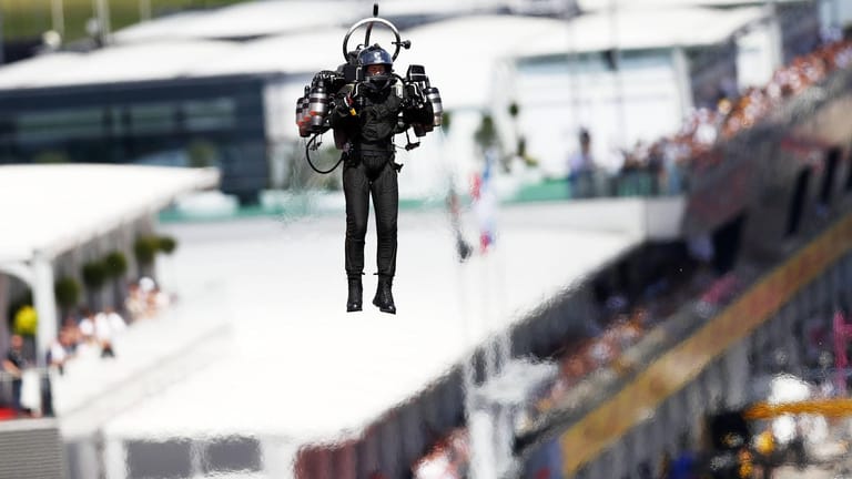Eine Jetpack-Vorführung bei der Formel 1 in Österreich (Symbolbild): In Los Angeles kam es zu Begegnungen zwischen Mensch und Flugzeug.