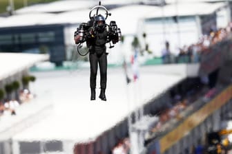 Eine Jetpack-Vorführung bei der Formel 1 in Österreich (Symbolbild): In Los Angeles kam es zu Begegnungen zwischen Mensch und Flugzeug.